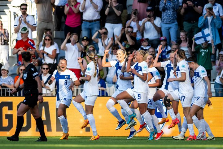 Suomi ja Hollanti tasasivat pisteet (1-1) Tammelassa 4.6.2024 Helmareiden arvokisakarsintojen ennätysyleisön, 7 677, edessä.