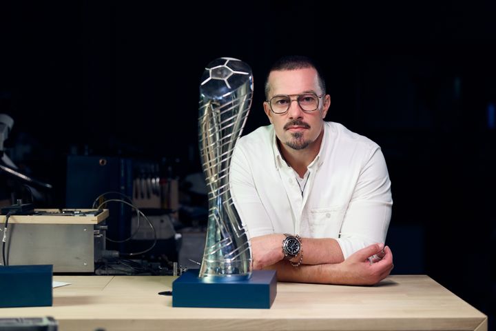 Tahdon polku -palkinto ja kultaseppä Olli Johan Lindroos.