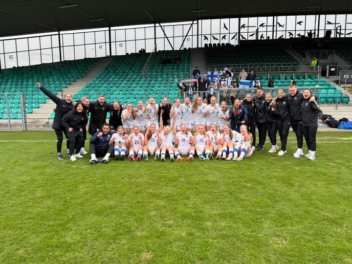 Pikkuhelmarit juhlii kisapaikkaa. Kuva: SPL