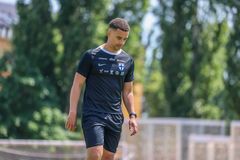 U17-tyttöjen päävalmentaja Akan Okomoh.