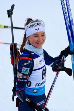 Vuoden 2021 nuorten maailmanmestari Jeanne Richard nousi viimeisellä hiihto-osuudella niukasti ohi kisaa johtaneen Norjan Maren Kirkeeiden.
