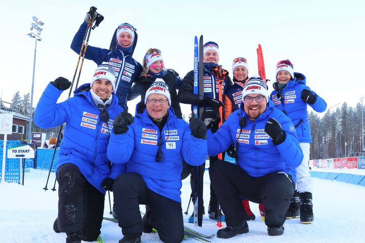 Suomen joukkue onnistuneessa sekaviestissä. Takarivissä vasemmalta Jonni Mukkala, Venla Lehtonen, Heikki Laitinen, Daria Virolainen sekä valmentajista Maija Holopainen. Eturivissä vasemmalta valmentajat Ahti Toivanen, Tapio Kajan ja vastuuvalmentaja Ilkka Jarva.