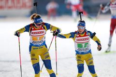 Avausviikonloppuna ohjelmassa ovat parisekaviesti, sekaviesti sekä viestit. Kuvassa Ruotsin Hanna Öberg ja Anna Magnusson maailmancupissa Kontiolahdella 2021.
