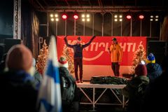 Maailmancup-kauden 2024-25 avaustapahtumassa esiintymislavalla kuulumisiaan kertoi muun muassa Suvi Minkkinen.