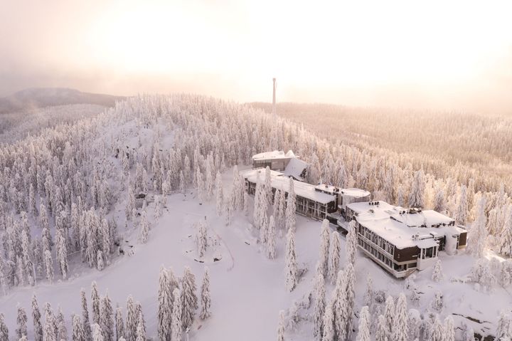 Matkapaketteihin kuuluu majoitus joko Break Sokos Hotel Kolin (kuva) tai Break Sokos Hotel Koli Kylän huoneissa.