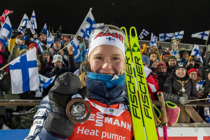 Suvi Minkkinen sijoittui kolmanneksi maailmancup-kauden 2024-25 avauksen pikakilpailussa Kontiolahdella.