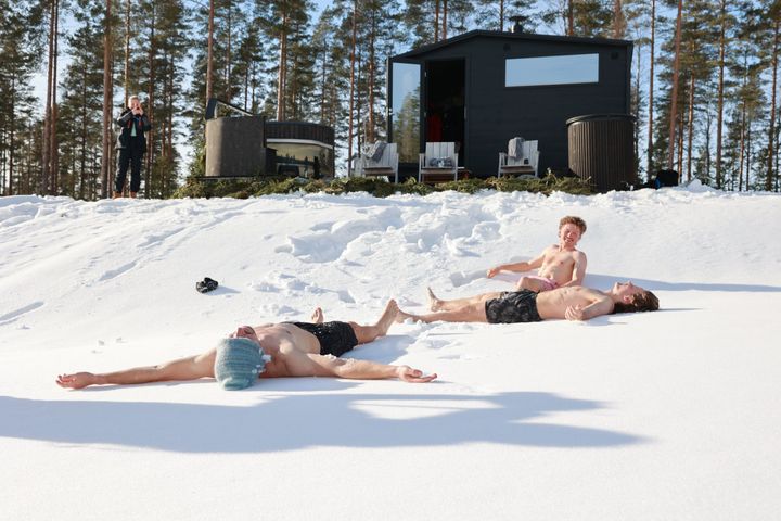 Kanadan Adam Runnalls sekä Ison-Britannian Jacques Jeffries ja Graham Benson olivat urheilijoita, jotka pääsivät ottamaan ilon irti saunatuokiosta stadionilla.