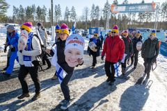 Tapahtumaan saapui faniporukoita kauempaakin. Kuvassa Joutsan Pommin bussimatkalaisia.