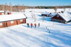 Kiviniemen pihapiirissä on majoitusaittoja, päärakennus, pihasauna sekä kesällä avattava juhlanavetta.