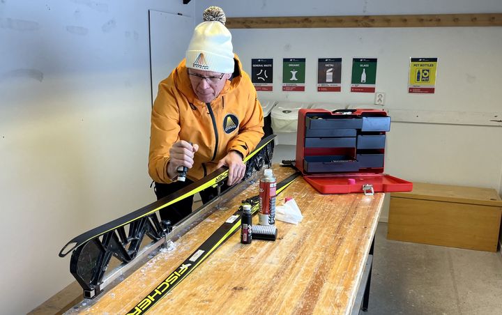 Julkisten suksenhuoltotilojen suurin etu on voiteluteline, jolla suksi kiinnitetään tukevasti vaakatasoon. Kuva Kontiolahden ampumahiihtostadionin voitelutilasta.