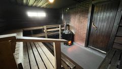 Kesällä 2023 kunnostettu sauna palvelee Kiviniemen pihassa retkeilijöitä ja majoittujia.
