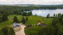 Kiviniemen tila tarjoaa mm. majoitusta aitoissa ja riihessä, teltta- ja caravanpaikkoja, saunapalveluja sekä esimerkiksi tyhy-päiviä ja muita ohjattuja ohjelmapalveluja maaseutumaisessa miljöössä Herajärven rannalla.