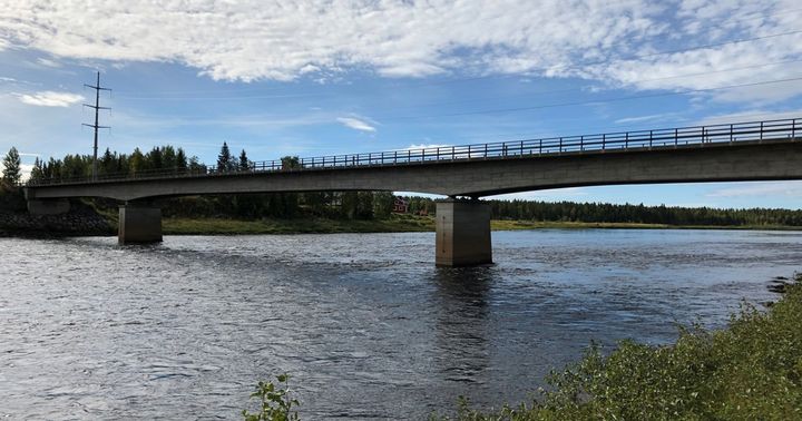 Nykyinen Tornionjoen ylittävä silta Autiossa, Pajalassa.