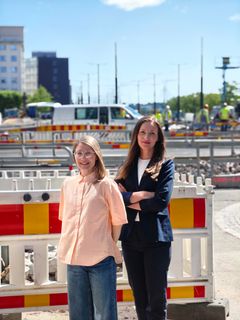 askujen toimitusjohtaja Anu Pitkänen (oik.) ja johtava konsultti Lotta Suistoranta iloitsevat yrityksen seuraavasta askeeleesta XPartnersin matkassa.