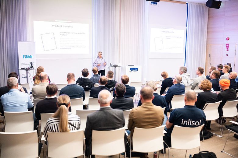 Startup-yrittäjä pitchaamassa FiBANin yksityissijoittajille Pitch Finland -tilaisuudessa helmikuussa 2024.