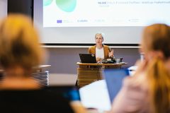 FiBANin toimitusjohtaja Tiina Laisi-Puheloinen johti keskustelua yhdessä Tesin kanssa järjestetyssä tilaisuudessa, jossa haettiin ratkaisuja puolustus- ja kaksoiskäyttösektorin yritysten kasvuhaasteisiin yhdessä sijoitus- ja puolustusalan toimijoiden kanssa. Tilaisuus oli osa EU-rahoitteista Connect2Scale -hanketta.