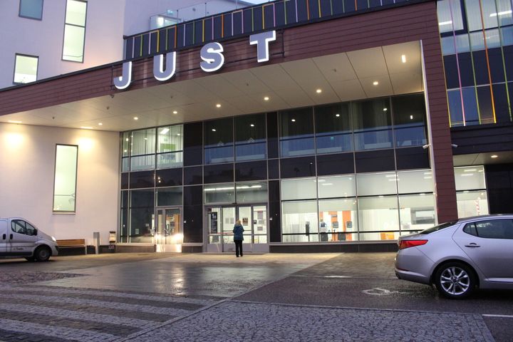 Järvenpään JUSTin sisäänkäynti