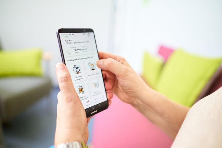 OmaKeusote-sovellus henkilön kädessä