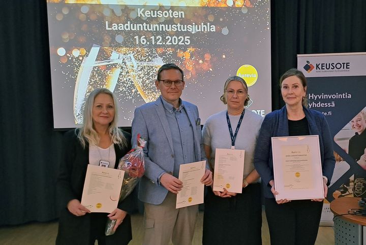 Laaduntunnustuksen vastaanottivat: laatupäällikkö Minna-Maarit Immonen, kehittämispäällikkö Ville Saarikosksi, neuvottelupäällikkö Nina Nikkinen ja johtajaylilääkäri, tutkimus- ja kehittämisjohtaja Pirjo Laitinen-Parkkonen