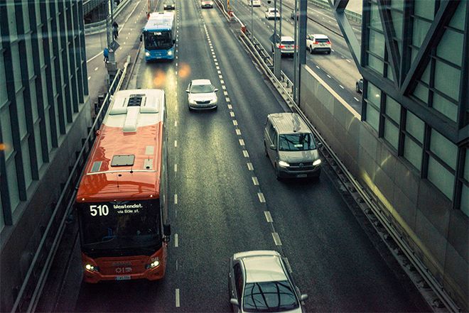 Linja-auto, autoja ja pyöräilijöitä Länsiväylällä