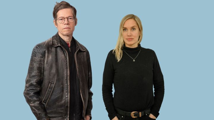 Petri Böckerman ja Tanja Saxell sinistä taustaa vasten