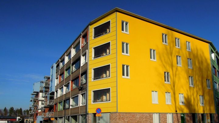 Keltainen kerrostalo.
