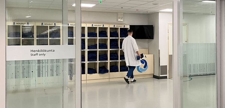 Sote-työntekijä henkilökunnan alueella.