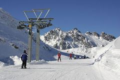 Hiihtohissi Sveitsissä (arkistokuva)