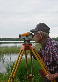 Kuvassa Birger Ylisaukko-oja, joka on Kiimingin-Jäälin vesienhoitoyhdistyksen aktiivinen kunnostaja.