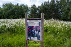 Kyltti niittykumpuverkostosta. Kuva: Riku Lumiaro / Syke