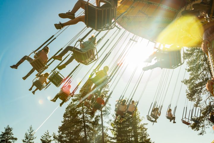 Lapsia keinukarusellissa Kouvolan Tykkimäen huvipuistossa.