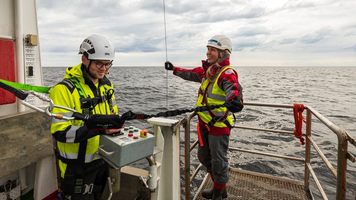 Sami Rantapusa and Siru Tasala taking samples onboard R/V Aranda in August 2023.