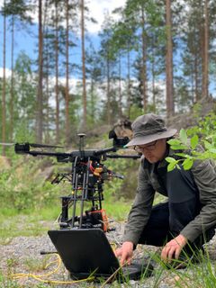 Drooneilla kerätään korkealaatuista kaukokartoitusaineistoa pienehköiltä metsäalueilta. Aineistot soveltuvat yksityiskohtaiseen metsän rakenteen analysointiin, mutta myös opetusaineistoiksi laajojen alueiden kaukokartoituskampanjoihin.