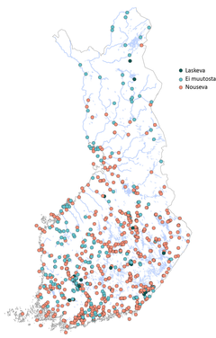 Suomen kartta, jolla näkyy vesistöjen tummumiskehitys eri värisillä pisteillä (nouseva, laskeva, ei muutosta). Sisältö avattu leipätekstissä.