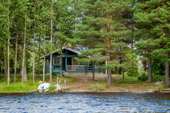 Kuvituskuvassa on mökki järven rannalla. Mökkeilyn hiilijalanjälki koostuu liikkumisesta, energiankulutuksesta, palveluista ja tavaroista ja veneilystä. Suomalaisten mökkien ominaisuudet, varustelutaso ja mökkeilyn tavat vaihtelevat, joten myös yksittäisten mökkien hiilijalanjälkien välillä on suurta vaihtelua.