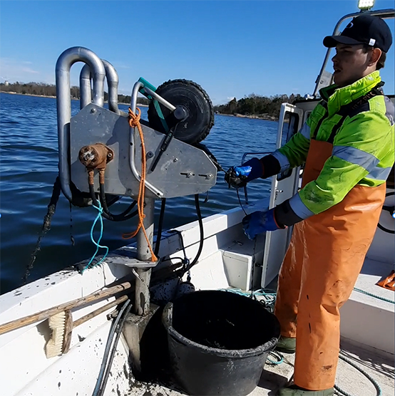 Den här veckan har spöknät draggats utanför Raumo. Fisknät lyfts upp av Tomi Stolt.