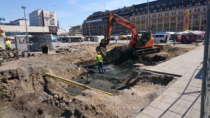 Kuvassa rakennustyömaa kaupungin keskustassa.
