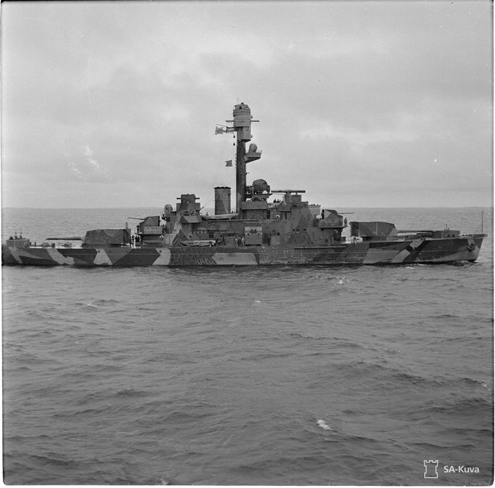 Alt text: Svartvitt foto av pansarfartyget Ilmarinen till sjöss, 18 augusti 1941.