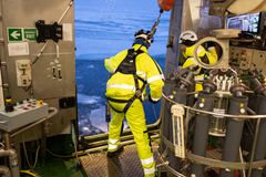 Forskarna förbereder en CTD-sond för nedsläppning i vinterhavet på Arandas mätplats.