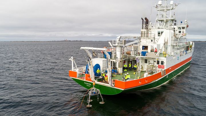 Research Vessel Aranda deploying a Benthic Lander into the sea.