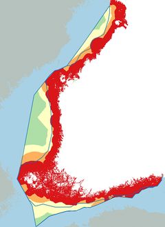 Sensitiva fågelområden i Finlands havsområden. Grönt: vindkraft anses utgöra en liten risk för fågelbestånden. En bedömning på projektnivå som bekräftar att olägenheterna är små är dock nödvändig för att säkerställa att ingen betydande risk uppstår. Gult: med reservation lämpligt för vindkraftsproduktion. Vindkraft anses utgöra en måttlig risk för fågelbestånden. För att bekräfta denna risknivå behövs dock en grundligare bedömning på projektnivå än i den föregående kategorin. Orange: vindkraft anses utgöra en stor risk för fågelbestånden. För att bekräfta denna risknivå behövs en omfattande bedömning på projektnivå. Detta område är kanske inte lämpligt för utveckling, och det förutsätter förmildrande åtgärder. Rött: vindkraft anses utgöra en mycket stor risk för fågelbestånden. Det rekommenderas inte att omfattande vindkraft anvisas för detta område. Finlands ekonomiska zon anges med en blå linje.