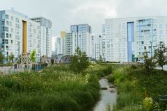 Från Monikkobäcken i Alberga, Esbo, leds regnvatten och smältvatten till fördröjningsbassänger. Bassängerna bromsar vattenflödet, vilket hjälper vattnet att avdunsta och absorberas i marken, och minskar risken för översvämningar. Växterna i bassängerna filtrerar orenheter från vattnet innan det kommer ut i vattendragen.