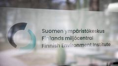 Suomen ympäristökeskuksen nimikyltti toimitilojen ovessa.