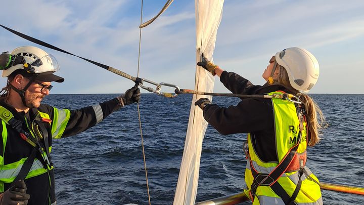 På bilden tar fältmästare Martti Penttinen och havsanalytiker Siru Tasala prov med planktonhåven.