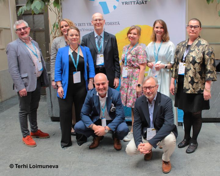 Vasemmalta Mika Uusi-Pietilä, Katja Vähäkangas, varapuheenjohtaja Emilia Vuolle, pääsihteeri Martti Kivioja, Petra Bedda, Iiris Adenius ja Heta Piirto, edessä puheenjohtaja Timo Saranpää ja varapuheenjohtaja Jarmo Mäkelä. Kuvasta puuttuvat hallituksen jäsenet Joonas Kopra, Ian Mac Eochagáin sekä Maarit Paldán.