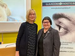 Silmätautiopin dosentti Päivi Puska (vas.) on Glaukoomayhdistyksen kunniajäsen. Puheenjohtaja Ritva Kivimäki on itsekin glaukoomapotilas.