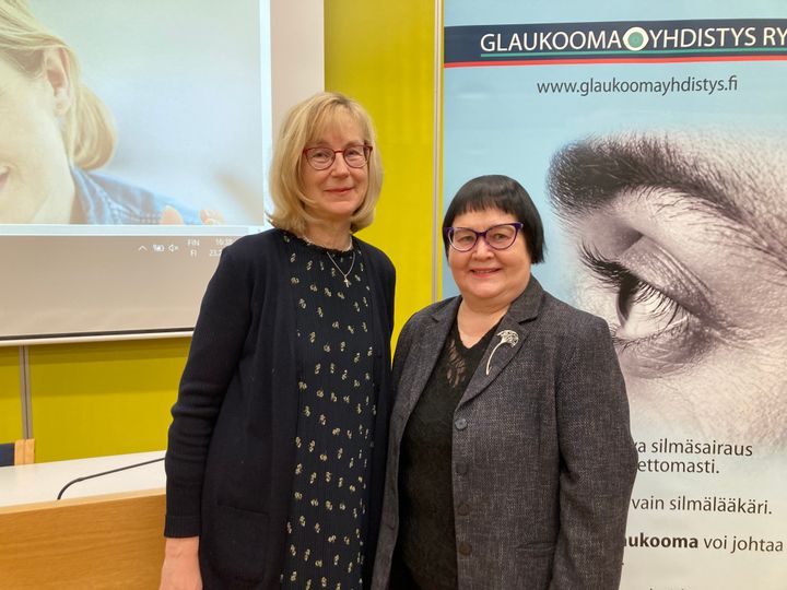 Silmätautiopin dosentti Päivi Puska (vas.) on Glaukoomayhdistyksen kunniajäsen. Puheenjohtaja Ritva Kivimäki on itsekin glaukoomapotilas.