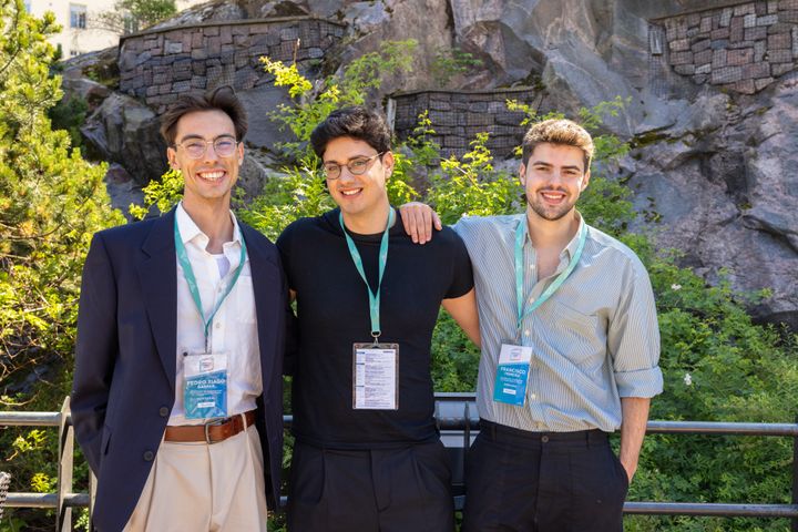 Saint-Gobain Architecture Student -kilpailun 2024 voittajat vasemmalta oikealle: Pedro Tiago Caspar, Joao Henriques, Francisco Ferreira.