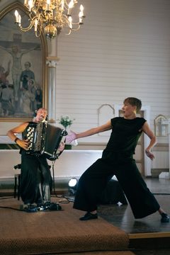 Harmonikkataiteilija Kimmo Pohjonen ja tanssija Johanna Ikola esiintyivät Pyhän Ristin kirkossa