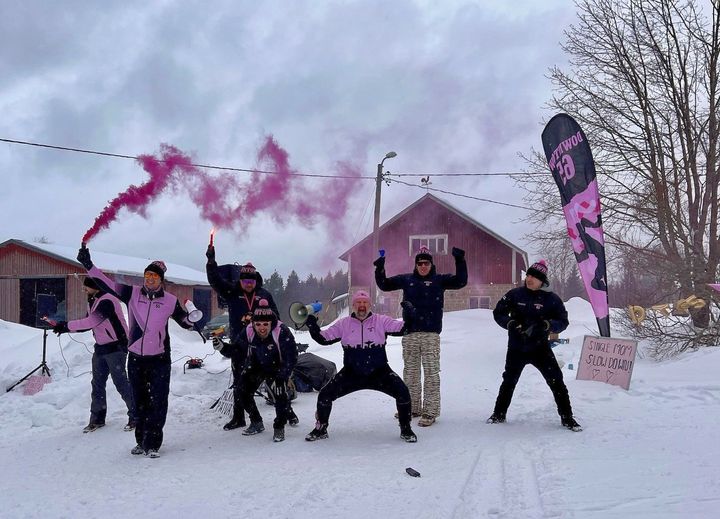 Soihtuja, ääntä ja pinkkiä piristystä. Downtown 65 Ultras -kannustusjoukot näkyvät ja kuuluvat.